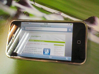 Imagen de un iphone representando www.realidadaparte.es en el navegador safari